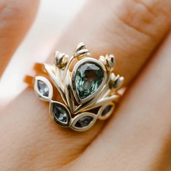 Anillo Vintage Dorado con Cristal Verde Exótico