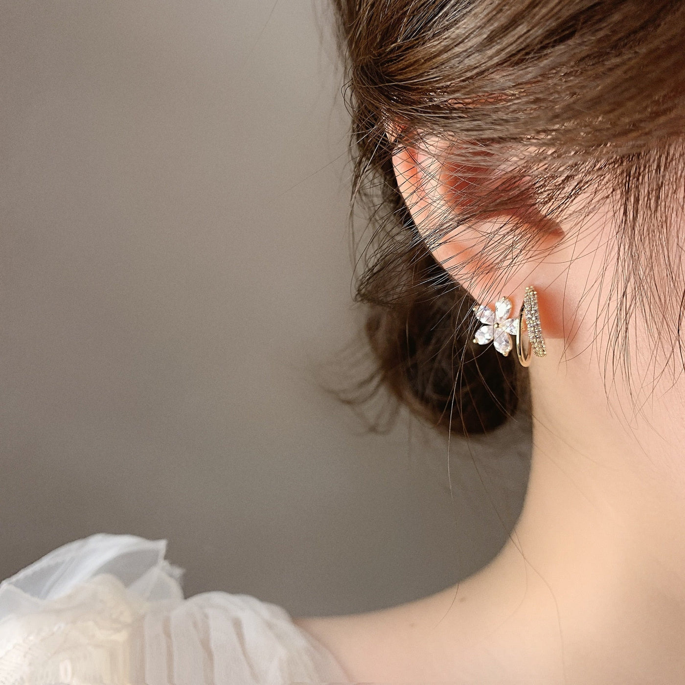 Aretes Florales con Circonitas en Oro