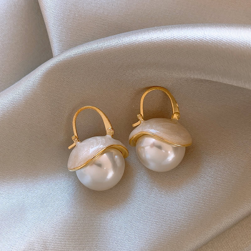 Elegantes Aretes de Perlas Doradas