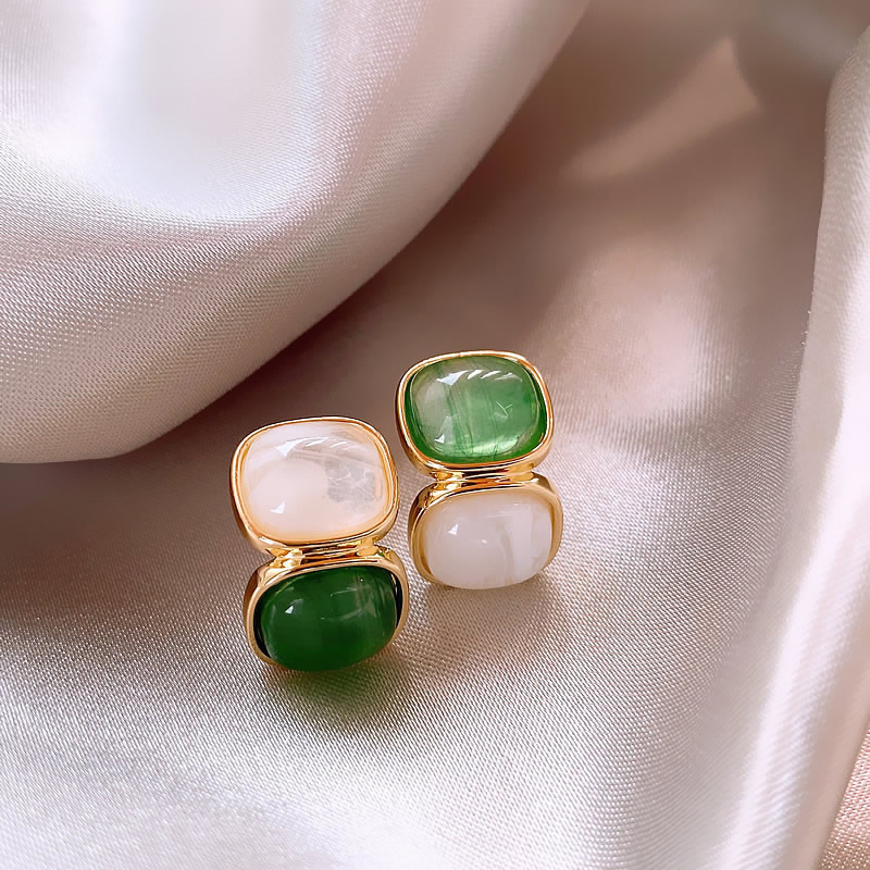 Elegantes Aretes con Piedras Blancas y Verdes en Oro