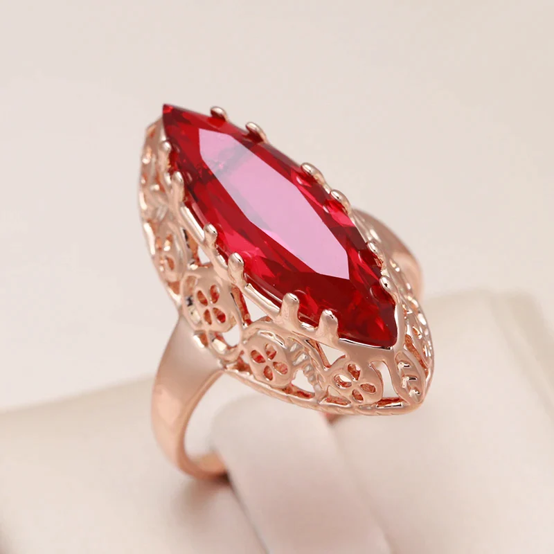 Anillo Elegante de Circonio Rojo en Oro