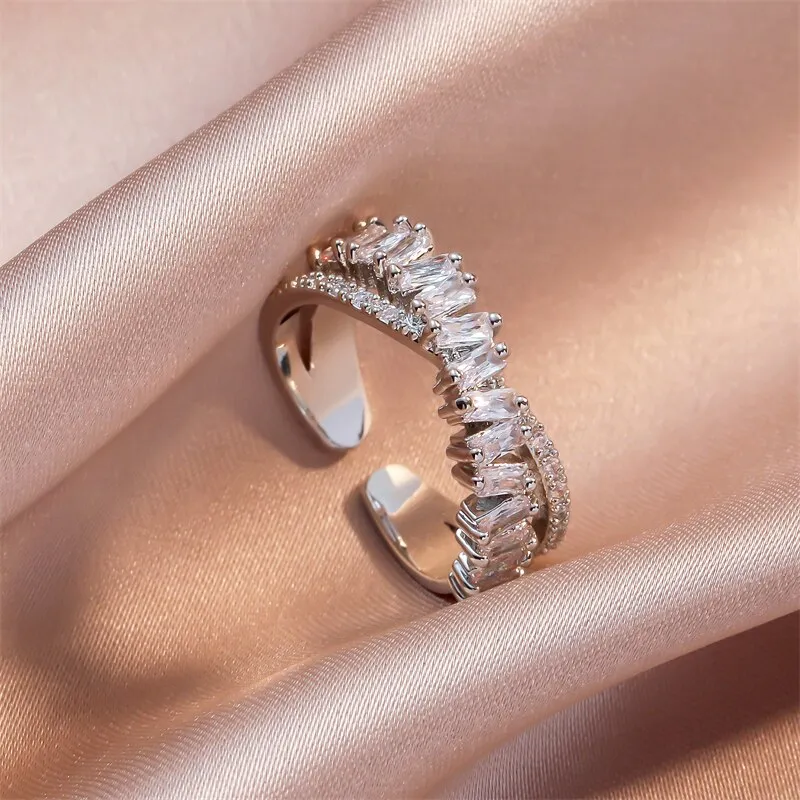 Anillo Elegante con Circonitas Incrustadas