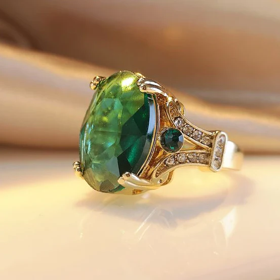 Anillo Cristal Verde con Circonitas Dorado