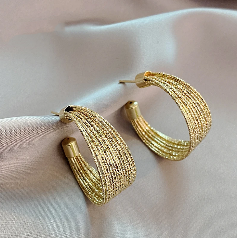 Elegantes Aretes de Malla Dorados