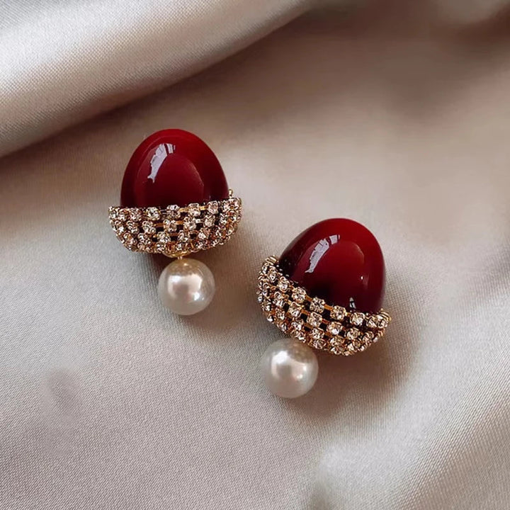 Aretes Avellana Roja con Perlas Elegantes